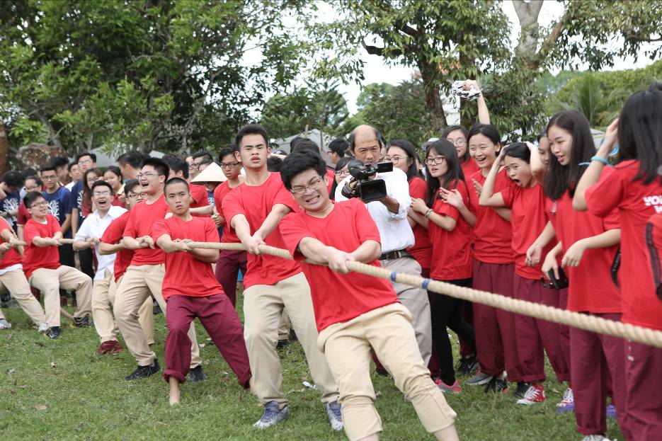 Học sinh lớp 12 Trường Quốc tế Á Châu dâng hương tại Khu truyền thống
