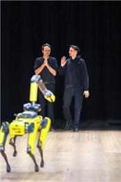 Người mẫu cùng robot lên sàn catwalk Coperni