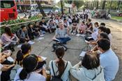 Người nước ngoài dạy tiếng Anh trong công viên ở Sài Gòn