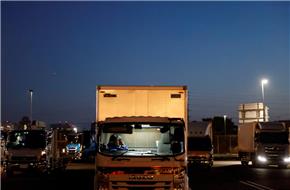 Tài xế xe tải việc nặng lương thấp tại Nhật Bản vẫn chật vật trong đợt tăng lương