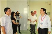 Bộ trưởng Phùng Xuân Nhạ kiểm tra công tác chấm thi tại Bình Định