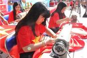 Học sinh Hà Nội may 300 lá cờ Tổ quốc tặng Trường Sa