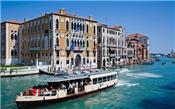 Phản đối kịch liệt ở Venice khi thuyền trưởng tàu chở khách cho phép du khách cầm lái