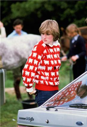 Chiếc áo len “cừu đen” của cố Công nương Diana được bán trở lại sau hơn 4 thập kỷ
