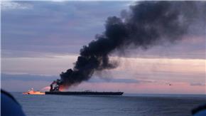 Cháy tàu chở dầu Sri Lanka: Con tàu rực lửa được kéo ra xa bờ biển giữa lo ngại tràn dầu