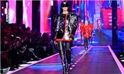 Dolce & Gabbana cùng phong cách vũ trụ ảo tại Tuần lễ Thời trang Milan