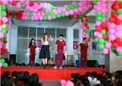 Đông Nhi, Hari Won cuồng nhiệt trên sân khấu Trường Quốc tế Á Châu