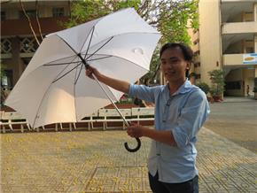 Chiếc ô chống tia UV của sinh viên Việt Nam