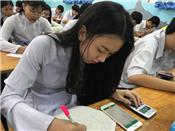 TPHCM: Học sinh làm bài thi trên... điện thoại