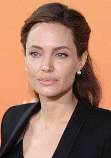 Angelina Jolie - nữ diễn viên tài năng có trái tim ấm áp