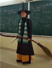 Cô giáo Văn ở TPHCM hóa trang thành phù thủy