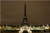 Tháp Eiffel chìm trong bóng tối để tưởng niệm các nạn nhân trong vụ tấn công ở Sri Lanka