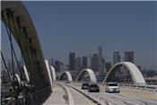 Vừa khánh thành, cây cầu mới tại Los Angeles đã phải đóng