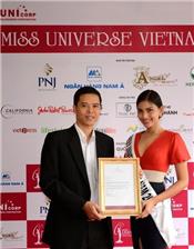 Trương Thị May được trao thư mời dự Miss Universe