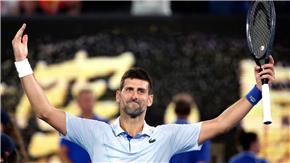 Novak Djokovic chỉ thua 3 game đấu, cân bằng kỷ lục của Roger Federer khi lọt vào tứ kết giải Úc mở rộng