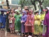 Kỳ thi THPT quốc gia khép lại trong cơn mưa lớn, phụ huynh Hà Nội vất vả chờ đón con