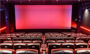 Các công ty điện ảnh lớn trì hoãn việc mở cửa các rạp chiếu phim ở Anh Quốc và Hoa Kỳ